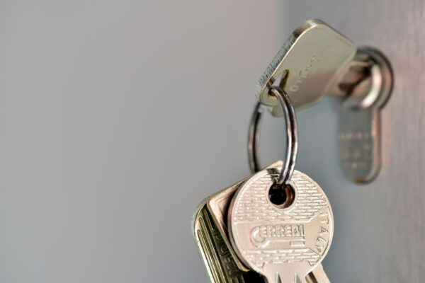 Nahaufnahme eines Schlüsselbunds im Türschloss – Symbol für Sicherheit und Service vom Aufsperrdienst Wien.